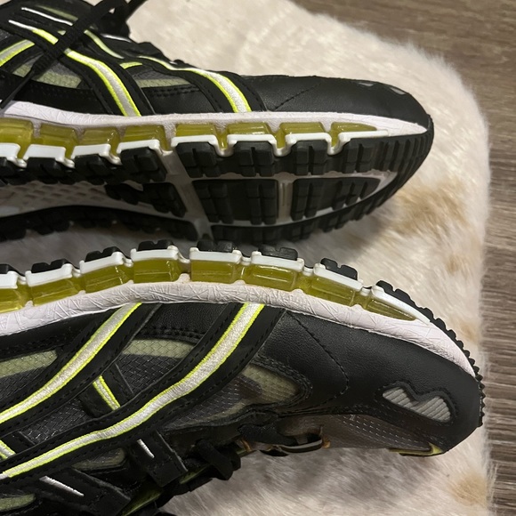 Like New ASICS GEL-Kayano 5 360 in Black / Safety Yellow Size 10 Men’s - Picture 8 of 15